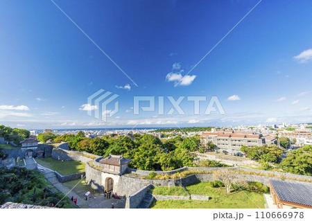青空と首里城 東のアザナからの風景 俯瞰 沖縄県那覇市 青空と首里城 東のアザナからの風景 俯瞰 沖縄県那覇市 110666978