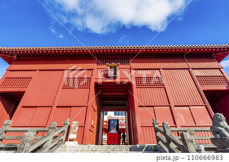 青空と首里城 奉神門 沖縄県那覇市 青空と首里城 奉神門 沖縄県那覇市 110666983