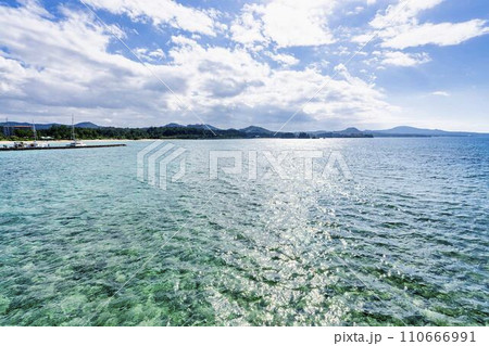 ブセナ海中公園　海中展望塔から見た恩納村方面の風景　沖縄県名護市 110666991