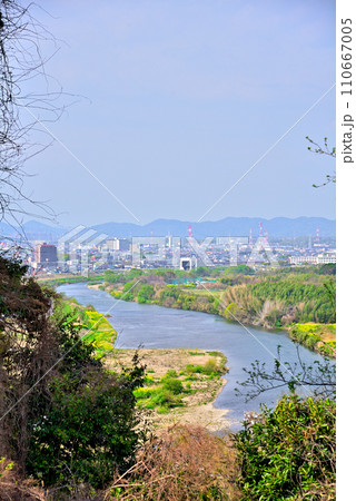 《愛知県》名古屋市守山区竜泉寺から見た流れる庄内川と春日井市方面風景 110667005