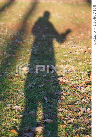 大きな人の影 110667159