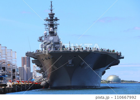 大阪港に入港した護衛艦DDH-184「かが」、艦首前方を横断する渡船からの眺め 110667992