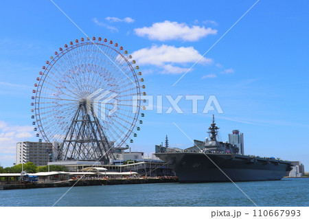 大阪港に入港した護衛艦DDH-184「かが」、艦首前方を横断する渡船からの眺め 110667993