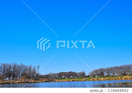 青空 冬景色 びん沼川の風景 さいたま市側からの眺め 青空 冬景色 びん沼川の風景 さいたま市側からの眺め 110668092