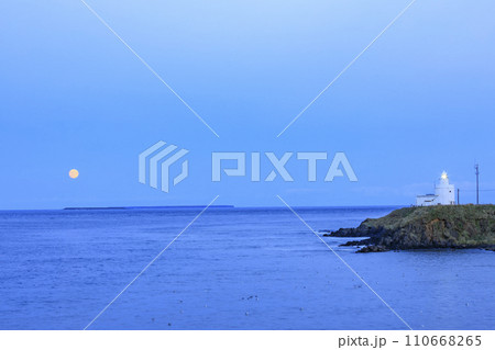 納沙布岬灯台と歯舞群島と月 110668265
