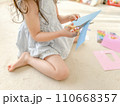 折り紙をハサミで切る子ども 110668357