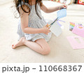 折り紙をはさみで切る子ども 110668367