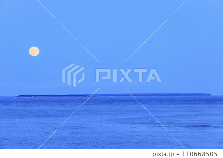 歯舞群島と月 110668505