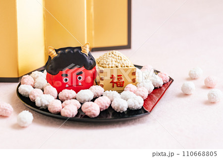 節分　赤鬼と福豆 110668805