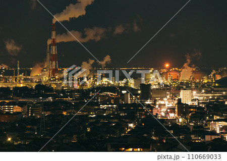 【日本】多くの人々が働く工業地帯の夜景 【日本】多くの人々が働く工業地帯の夜景 110669033