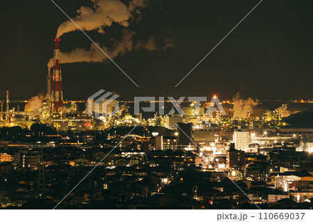 【日本】多くの人々が働く工業地帯の夜景 【日本】多くの人々が働く工業地帯の夜景 110669037