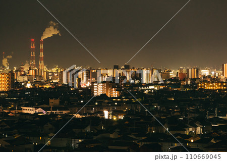 【日本】多くの人々が働く工業地帯の夜景 【日本】多くの人々が働く工業地帯の夜景 110669045
