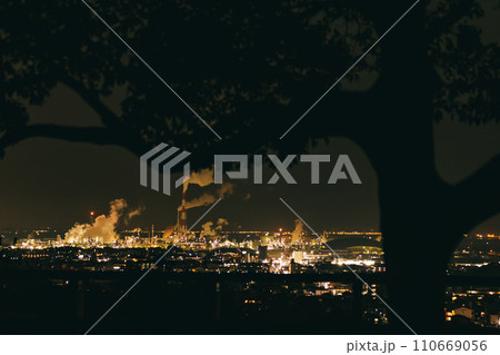 【日本】多くの人々が働く工業地帯の夜景 110669056