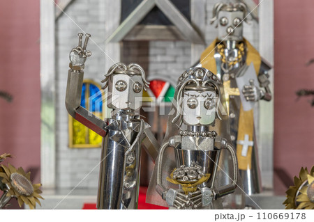 教会で結婚する幸せなカップル・メタルフィギア 110669178