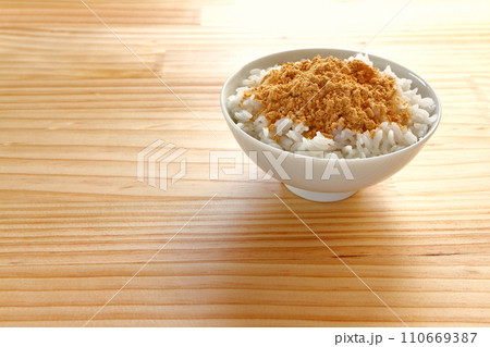 きな粉をかけたご飯 きな粉ご飯 きな粉をかけたご飯 きな粉ご飯 110669387