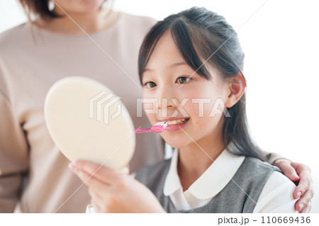 歯を磨く女の子 歯を磨く女の子 110669436