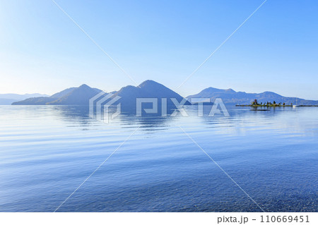 洞爺湖の浮見堂と有珠山 110669451