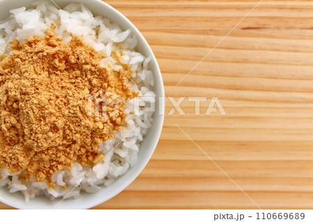 きな粉をかけたご飯 きな粉ご飯 きな粉をかけたご飯 きな粉ご飯 110669689