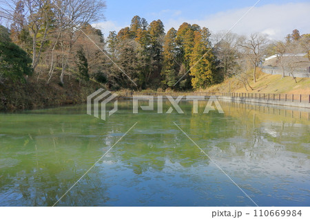 薄氷のはった仙台城跡のお堀 五色沼 薄氷のはった仙台城跡のお堀 五色沼 110669984