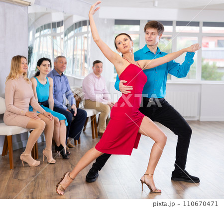 Woman and man dancing 110670471