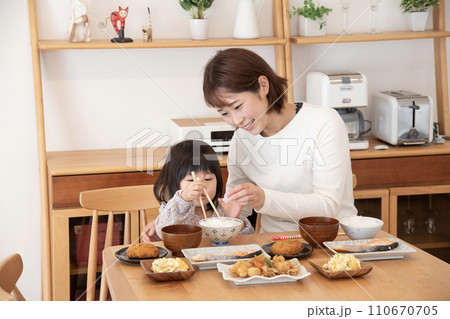 親子　食事　和食　母　娘 110670705
