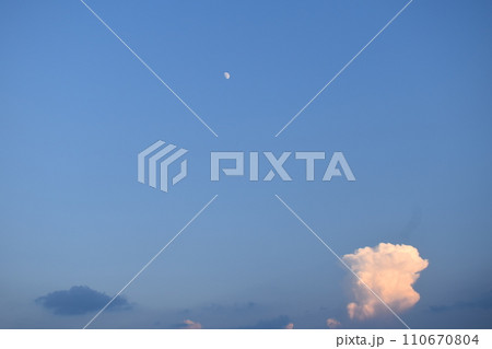 夏の夕空　崩れかけた積乱雲と月① 110670804