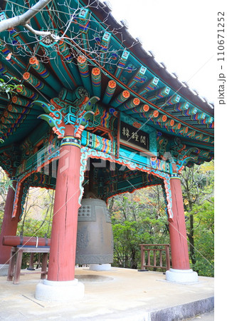 大隈庭園にある「韓鐘閣」と「エミレの鐘」 大隈庭園にある「韓鐘閣」と「エミレの鐘」 110671252
