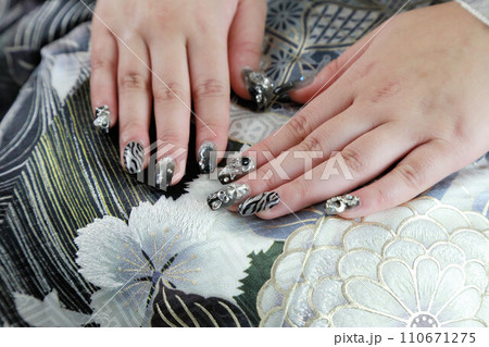 振袖を着た女性のネイルされた手、成人振袖イメージ 振袖を着た女性のネイルされた手、成人振袖イメージ 110671275