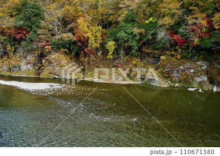 長瀞岩畳上から荒川の流れと紅葉する秩父赤壁 110671380