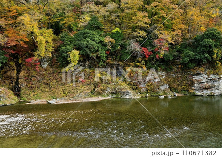長瀞岩畳上から荒川の流れと紅葉する秩父赤壁 長瀞岩畳上から荒川の流れと紅葉する秩父赤壁 110671382