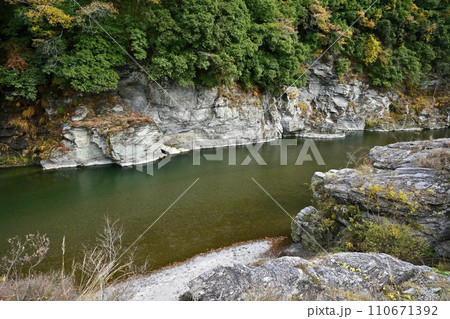 紅葉する長瀞岩畳と渓谷 110671392