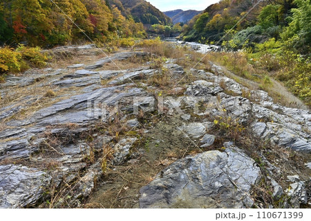 紅葉する長瀞岩畳と渓谷 紅葉する長瀞岩畳と渓谷 110671399