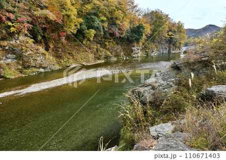 紅葉する長瀞岩畳と渓谷 紅葉する長瀞岩畳と渓谷 110671403
