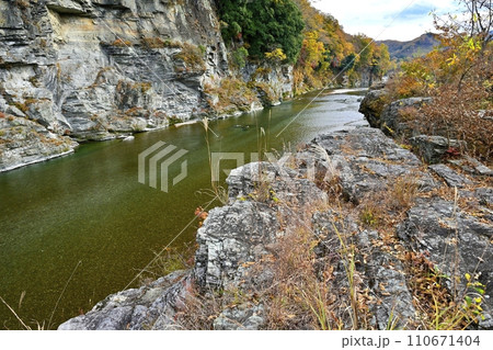 紅葉する長瀞岩畳と渓谷 紅葉する長瀞岩畳と渓谷 110671404