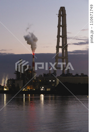 【日本】多くの人々が働く工業地帯の夜景 110671749