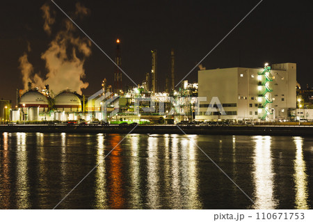 【日本】多くの人々が働く工業地帯の夜景 110671753
