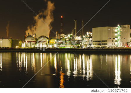 【日本】多くの人々が働く工業地帯の夜景 110671762
