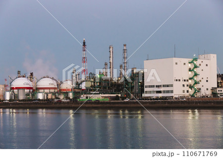 【日本】多くの人々が働く工業地帯の夜景 【日本】多くの人々が働く工業地帯の夜景 110671769