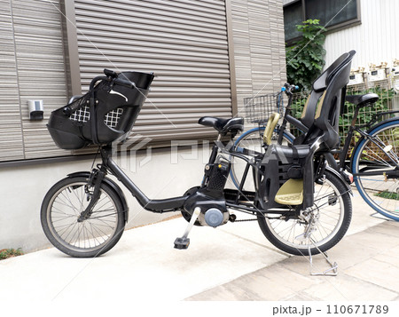 チャイルドシートがついた電動アシスト自転車 110671789