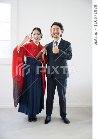 卒業式で袴や着物を着た若い娘の女の子とスーツを着たミドル男性お父さん全身 卒業式で袴や着物を着た若い娘の女の子とスーツを着たミドル男性お父さん全身 110671989