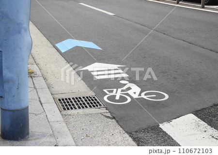 自転車走行レーンの路面表示 110672103