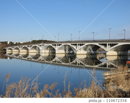 冬の手賀沼と手賀大橋 冬の手賀沼と手賀大橋 110672358