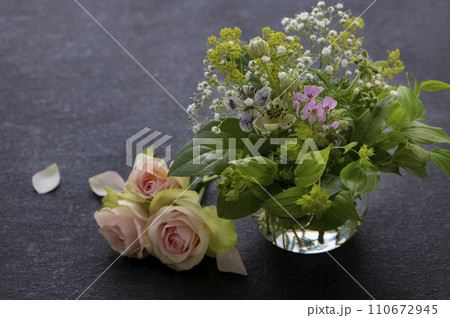 バラと春の花のフラワーアレンジ 110672945