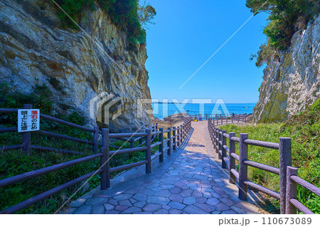 神奈川県横須賀市の荒崎公園の想いの広場から南側の荒崎海岸に抜ける通路 神奈川県横須賀市の荒崎公園の想いの広場から南側の荒崎海岸に抜ける通路 110673089