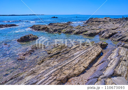 神奈川県横須賀市の荒崎海岸の荒崎潮騒のみちから相模湾(伊豆大島)を見る 神奈川県横須賀市の荒崎海岸の荒崎潮騒のみちから相模湾(伊豆大島)を見る 110673093