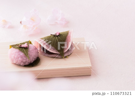 桜餅　春の和菓子 110673321