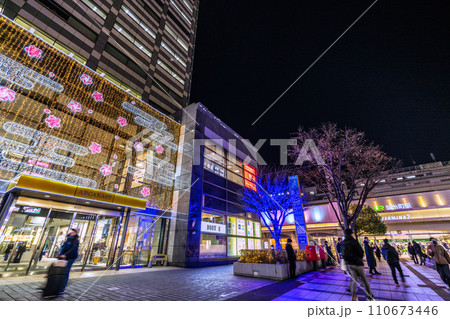 日本の東京都市景観　錦糸町駅や駅前のイルミネーションなどを望む＝令和6年1月17日 110673446