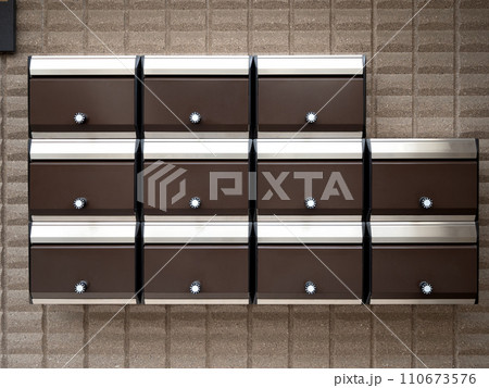 アパートの集合ポスト 110673576