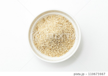 器に入ったすりゴマ　白バック 110673987
