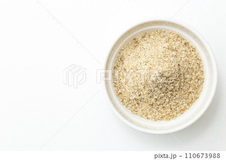 器に入ったすりゴマ 白バック 器に入ったすりゴマ 白バック 110673988